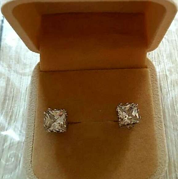NEW! Sparkling 925 Sterling Cubic Zirconia Studs💎 - Picture 5 of 8